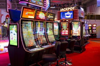 Studio produksi acara permainan langsung ontogel dengan host profesional dan kamera broadcast